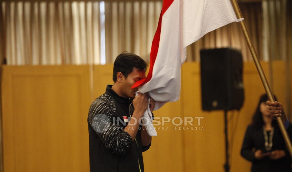 Pemain ganda putra, Muhammad Ahsan mencium bendera Merah Putih.