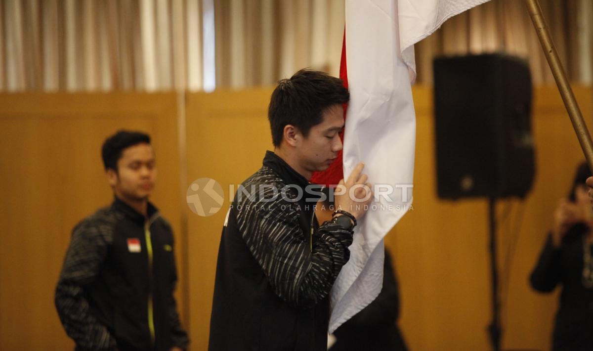 Pemain ganda putra, Kevin Sanjaya mencium bendera Merah Putih.