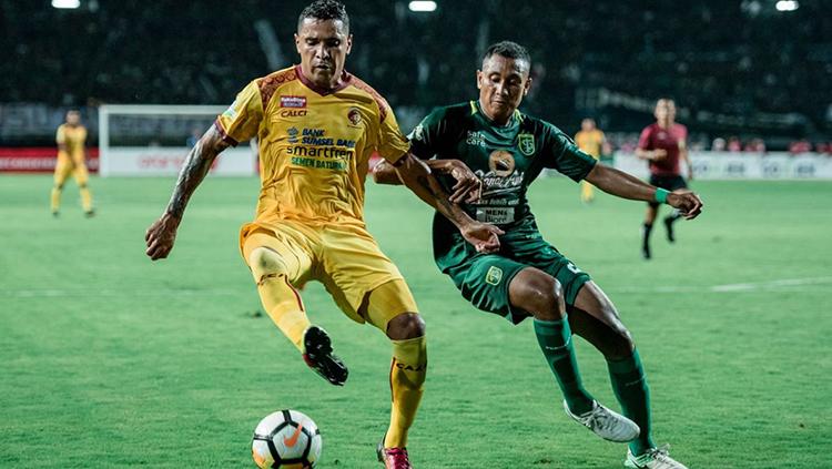 Pemain belakang klub Liga 1 Persebaya Surabaya, M. Syaifudin (kanan) terus melakukan latihan pasca operasi lutut yang dia jalani.
