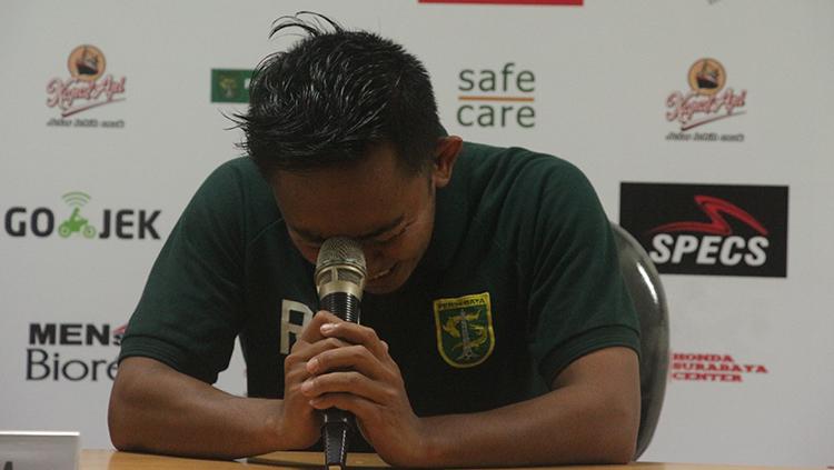 Indosport - Rendi Irwan menangis usai pertandingan persebaya lawan Arema FC.