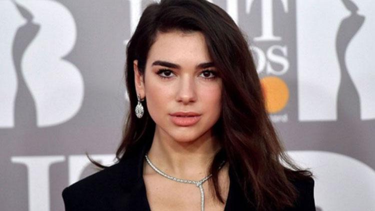 Dua Lipa bakal perform di final Liga Champions. - INDOSPORT