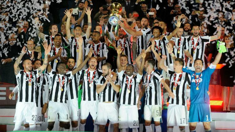 Juventus saat mengangkat trofi Coppa Italia
