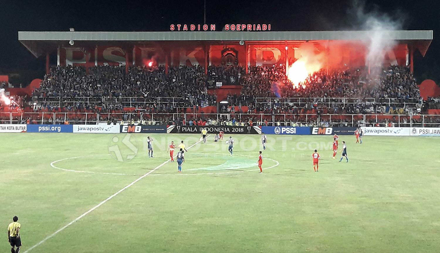 Penuhi Markas Tim Lawan, Jadi Bukti Loyalitas Tinggi Aremania.