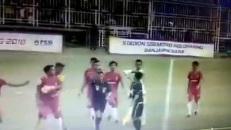 Wasit kena pukul di Liga 3.