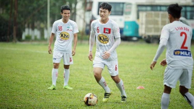 Salah satu pemain Timnas Vietnam, Luong Xuan Truong, mengalami cedera serius dalam pemusatan latihan jelang Kualifikasi Piala Dunia 2022. - INDOSPORT