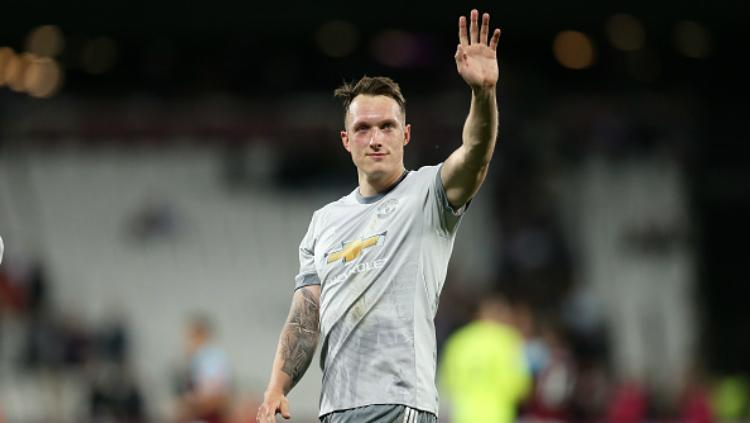 Phil Jones dalam laga melawan West Ham. Copyright: INDOSPORT