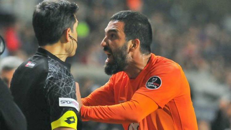 Arda Turan mendorong asisten wasit. - INDOSPORT