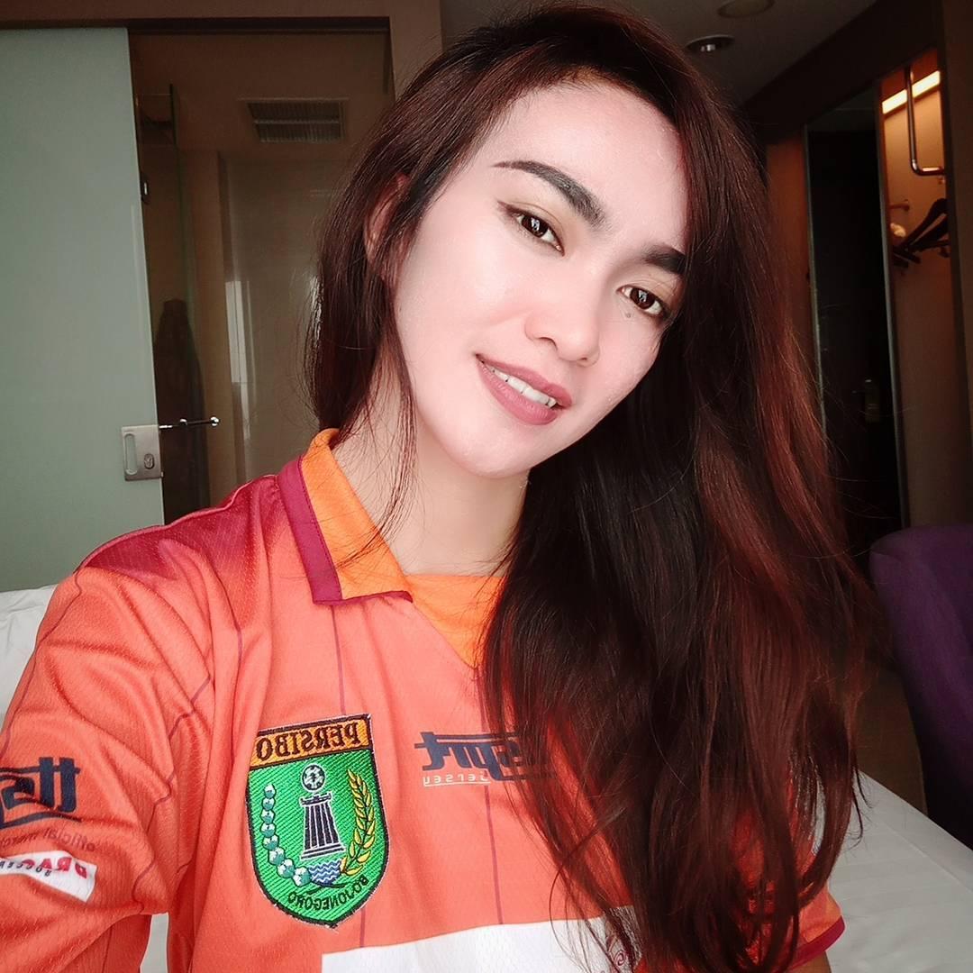 Sally Atyasasmi, manajer Persibo Bojonegoro Copyright: instagram @sallyastya