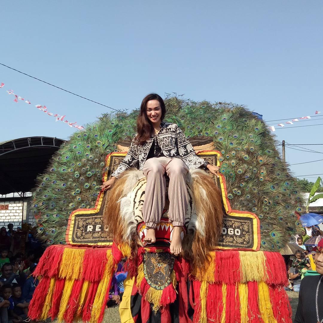 Sally Atyasasmi, manajer Persibo Bojonegoro Copyright: instagram @sallyastya