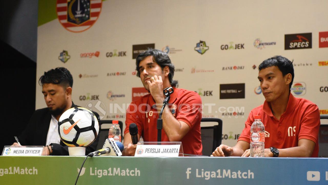 Jumpa pers Persija Jakarta jelang lawan Madura United: Pelatih Stefano Cugurra Teco dan Novri Setiawan.