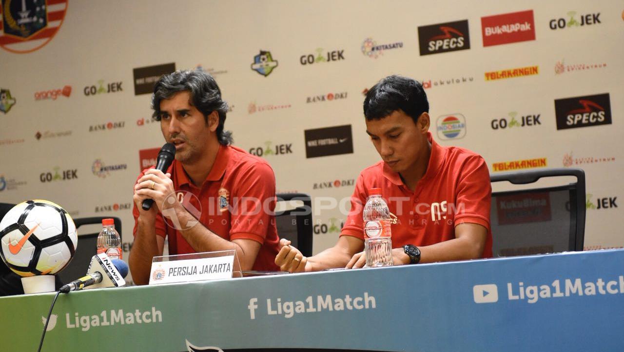 Jumpa pers Persija Jakarta jelang lawan Madura United: Pelatih Stefano Cugurra Teco dan Novri Setiawan.