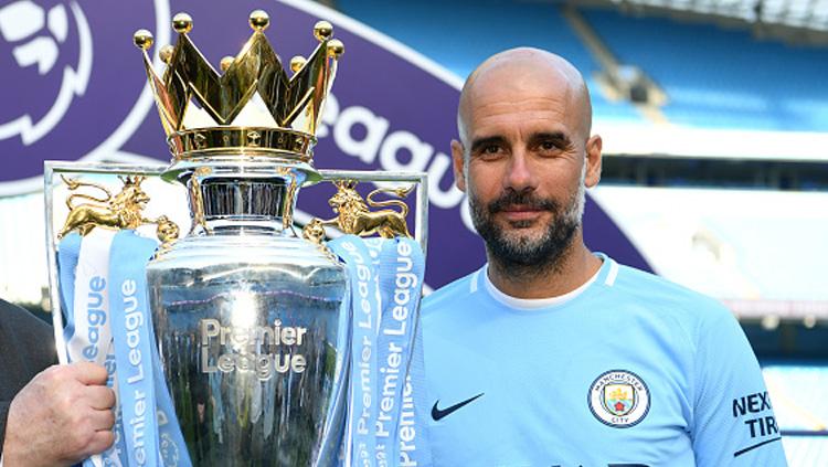 Pep Guardiola pelatih Man City bersama torfi Liga Primer Inggris 2017/18. Copyright: INDOSPORT