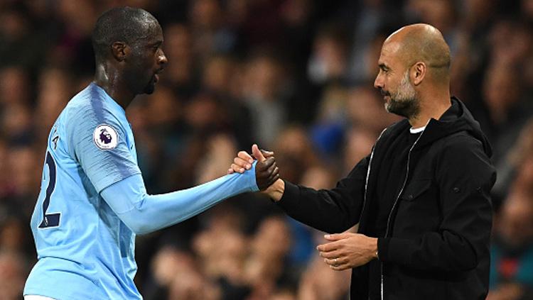 Yaya Toure (kiri) dan Pep Guardiola. Copyright: INDOSPORT