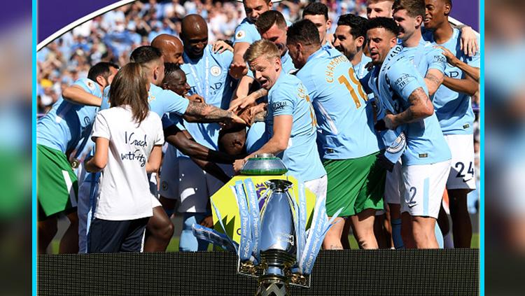 Skuat Man City saat merayakan gelar juara Liga Primer Inggris 2017/18. Copyright: INDOSPORT