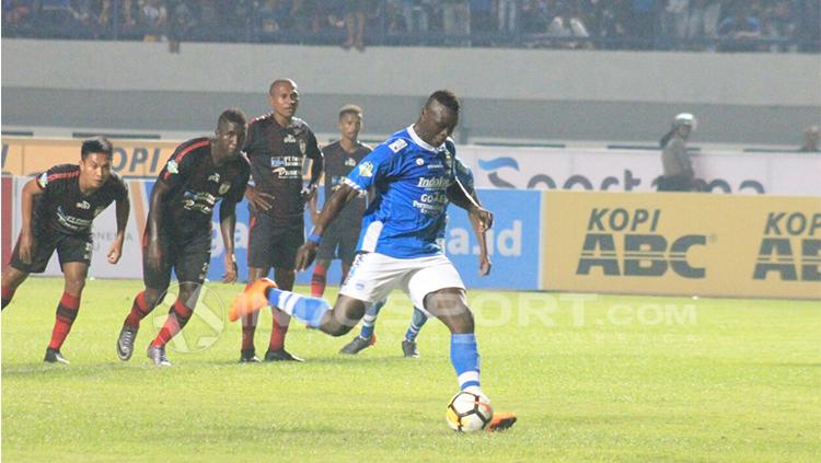 Ezechiel N'Douassel mengeksekusi penalti.