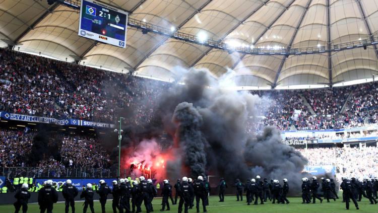Kerusuhan di laga Hamburg vs Borussia Monchengladbach. - INDOSPORT