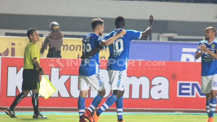 Jonathan Bauman dan Ezechiel merayakan gol bersama. Copyright: Arif Rahman/INDOSPORT