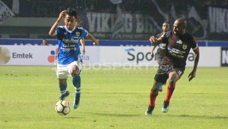 Febri Haryadi (kiri) dan Boaz Solossa (kanan).