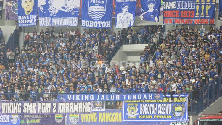 Bobotoh yang memberikan dukungan langsung untuk Persib Bandung saat bertanding.