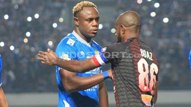 Victor Igbonefo (kiri) bersalaman dengan Boaz Solossa (kanan). Copyright: Arif Rahman/INDOSPORT