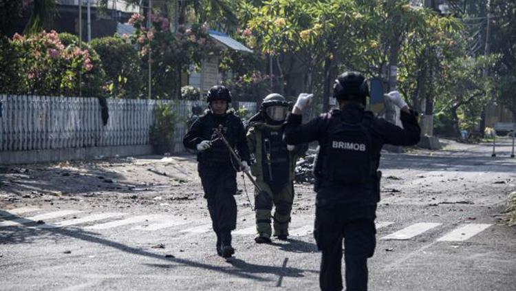 Ilustrasi polisi mengamankan bom