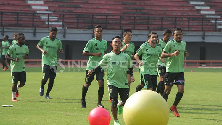 Persebaya Surabaya menjalani latihan, - INDOSPORT