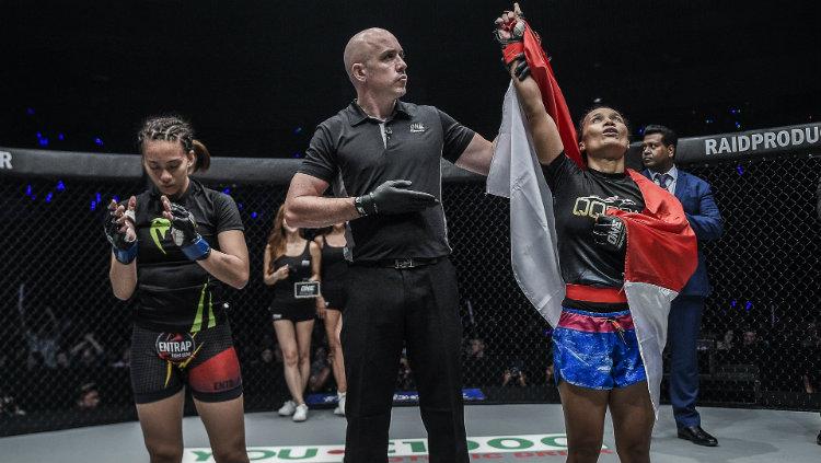 Laga Kelas Atom (atomweight) Wanita: Priscilla Hertati Lumban Gaol mengalahkan Rome Trinidad dengan Kuncian (Guillotine) pada menit 2:27 di Ronde 1 - INDOSPORT