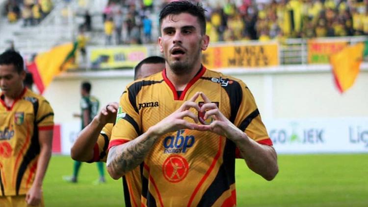 Selebrasi pemain Mitra Kukar, Fernando RodrÃ­guez.