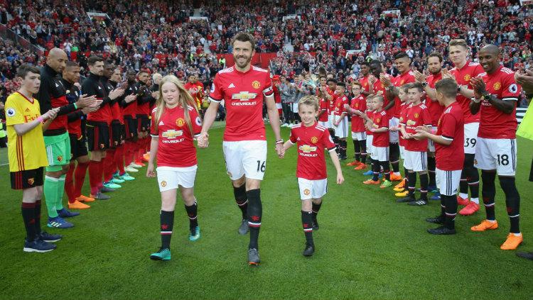 Guard of Honor Michael Carrick. Copyright: INDOSPORT