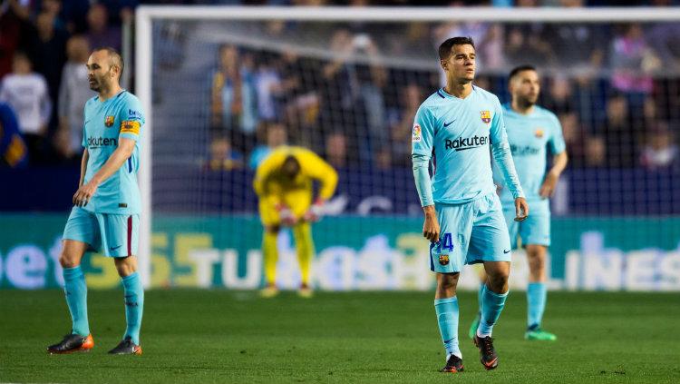 Indosport - Para pemain Barcelona tertunduk lesu.