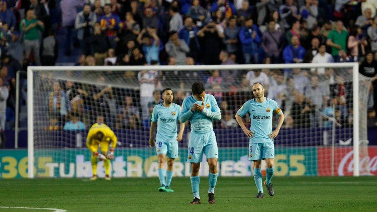 Para pemain Barcelona tertunduk lesu.
