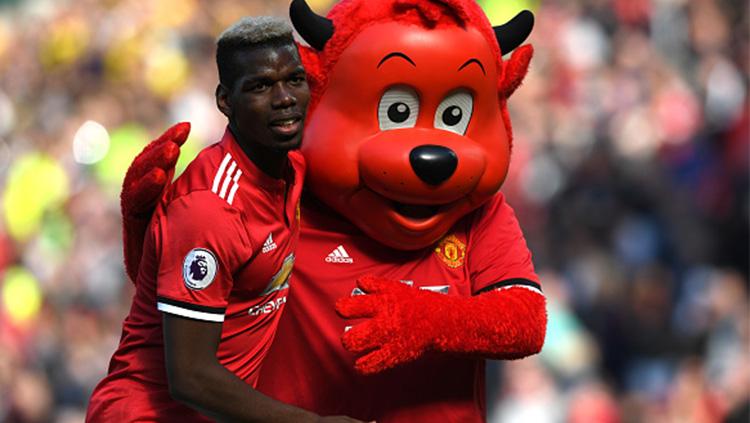 Pogba bersama ikon MU. - INDOSPORT