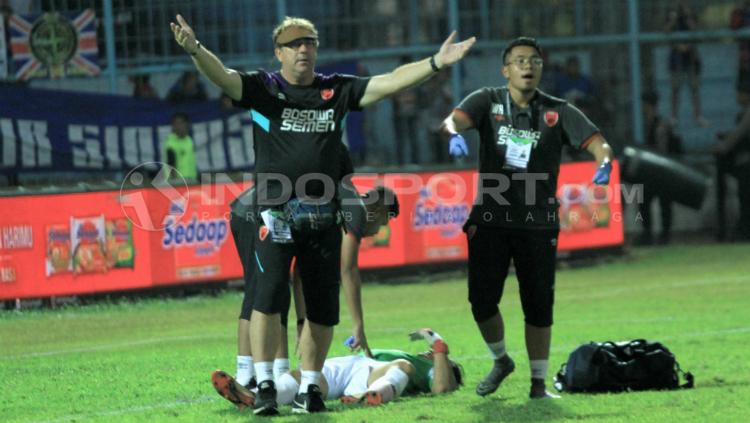 Pelatih PSM Makassar, Robert Rene Alberts dalam laga melawan Arema FC ketika sang kiper terjatuh.