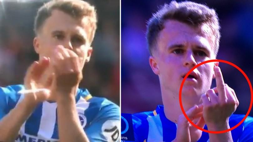 Indosport - Aksi jari tengah Solly March.