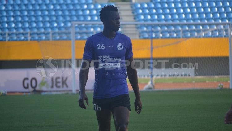 Mahamadou N'Diaye dalam sesi latihan Sriwijaya FC.