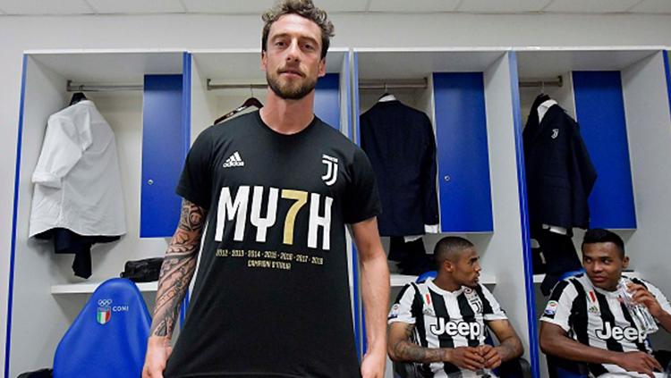 Andrea Barzagli dengan kaos yang dikhususkan untuk merayakan gelar juara Serie A ketujuh beruntun.