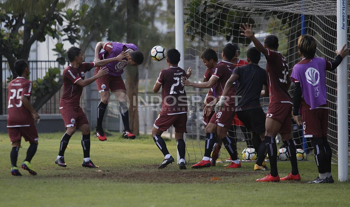 Pemain Persija Jakarta berlatih melakukan eksekusi di depan gawang. Herry Ibrahim/INDOSPORT.