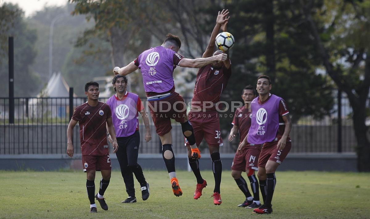 Rohit Chand berupaya menghadang sundulan Marko Simic dengan kedua tangannya. Herry Ibrahim/INDOSPORT.