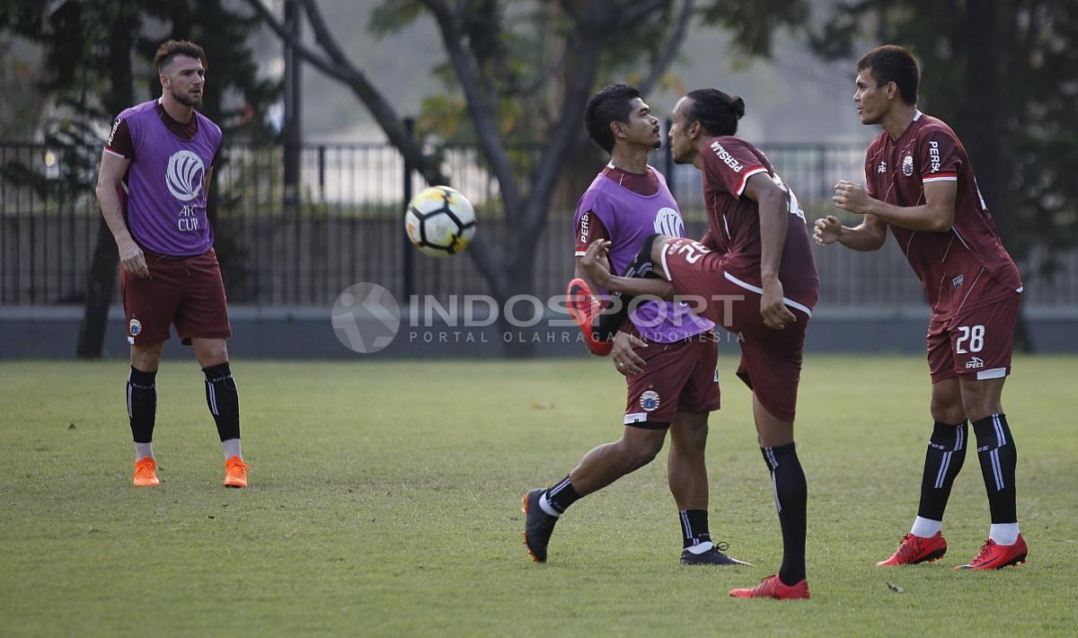 Rohit Chand menendang bola di depan Bambang Pamungkas yang sedang berlari. Herry Ibrahim/INDOSPORT.