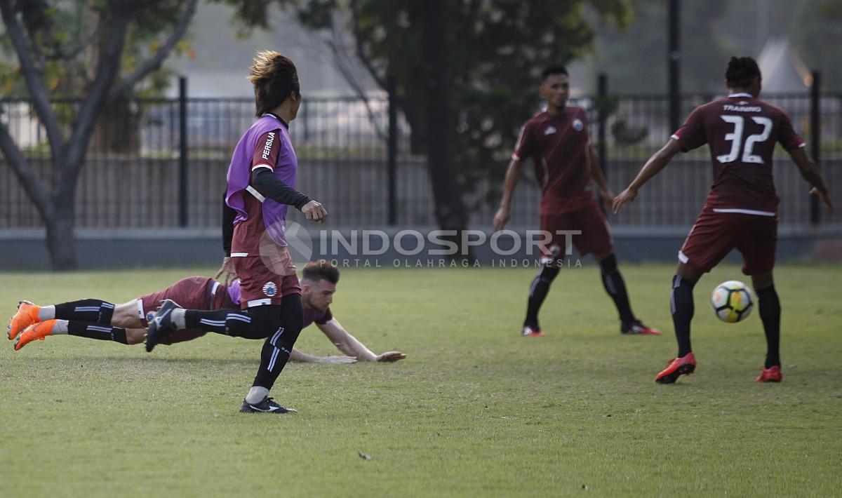 Marko Simic terjatuh usai menyundul bola dalam latihan Persija Jakarta jelang laga kontra Home United. Herry Ibrahim/INDOSPORT.