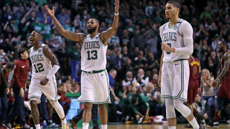 Selebrasi para pemain Boston Celtics usai menang atas Cleveland Cavaliers.