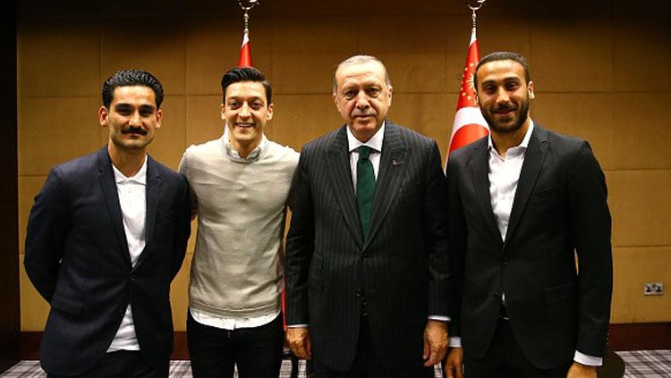 Mesut Ozil, Cenk Tosun, Ilkay Gundogan, dan Recep Tayyip Erdogan. - INDOSPORT