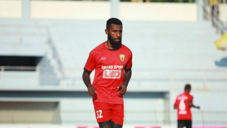 Pemain Khonkaen FC Yanto Basna.