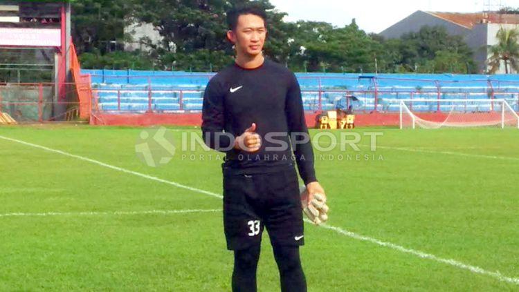 Kiper PSM Makassar, Rivky Mokodompit. Copyright: INDOSPORT