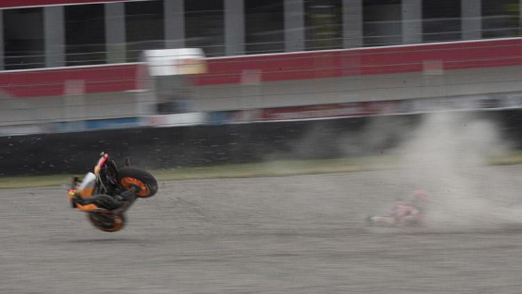 Marc Marquez saat terjatuh di sirkuit. - INDOSPORT