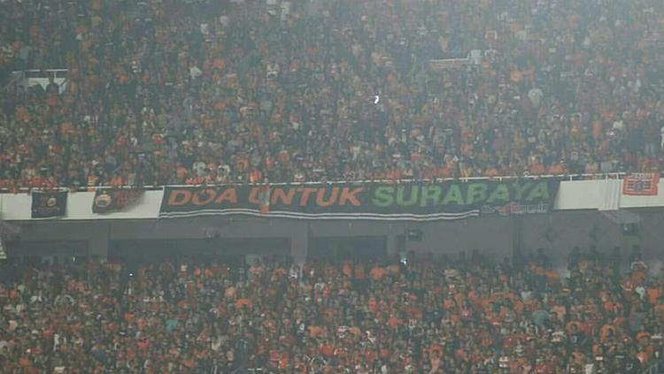 Jakmania saat memadati pertandingan Persija Jakarta vs Home United. Copyright: bonekmalangraya/Twitter