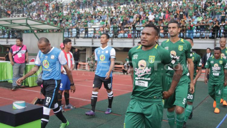 Gelandang Persebaya Surabaya Nelson Alom.