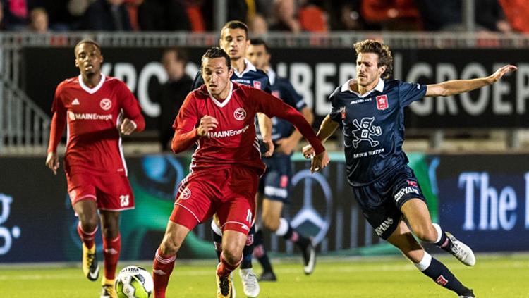 Ezra Walian saat tampil membela Almere City melawan MVV.