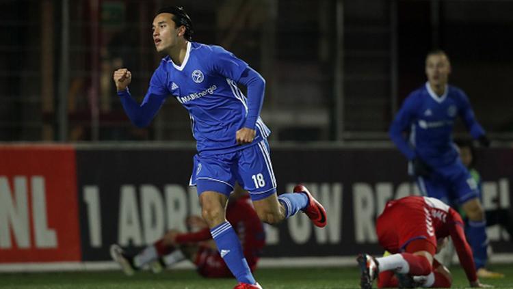 Ezra Walian merayakan golnya ke gawang FC Jong Utrecht.