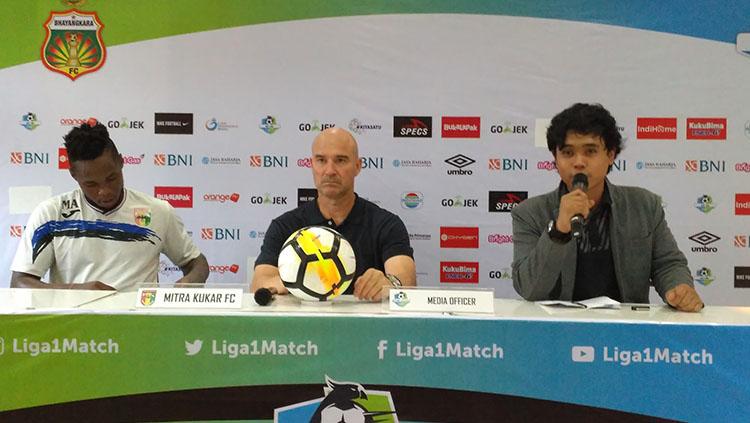 Rafael Berges pelatih Mitra Kukar saat konferensi pers.